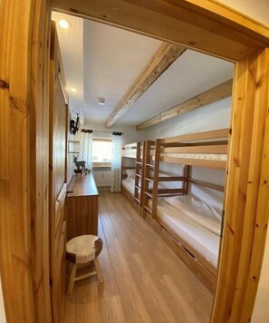 2 habitaciones, acceso a internet y ropa de cama