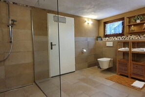 Shower, towels - The Paterhaus Comfortable holiday residence (Monschau)