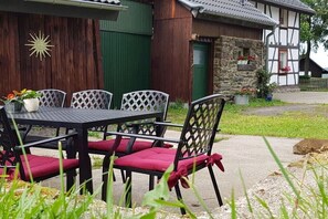 Outdoor dining - The Paterhaus Comfortable holiday residence (Monschau)