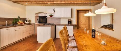 Fridge, oven, stovetop, dishwasher