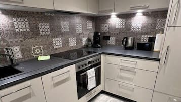 Kühlschrank, Mikrowelle, Ofen, Herdplatte
