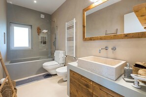 Regadera, secadora de cabello, bidet, toallas 