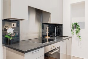 Réfrigérateur, micro-ondes, four, plaque de cuisson