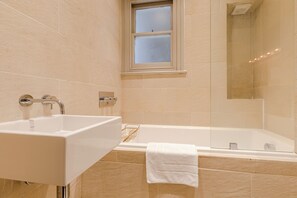 Douche, sèche-cheveux, serviettes fournies, savon