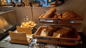 Desayuno continental (MYR 78 por persona) 