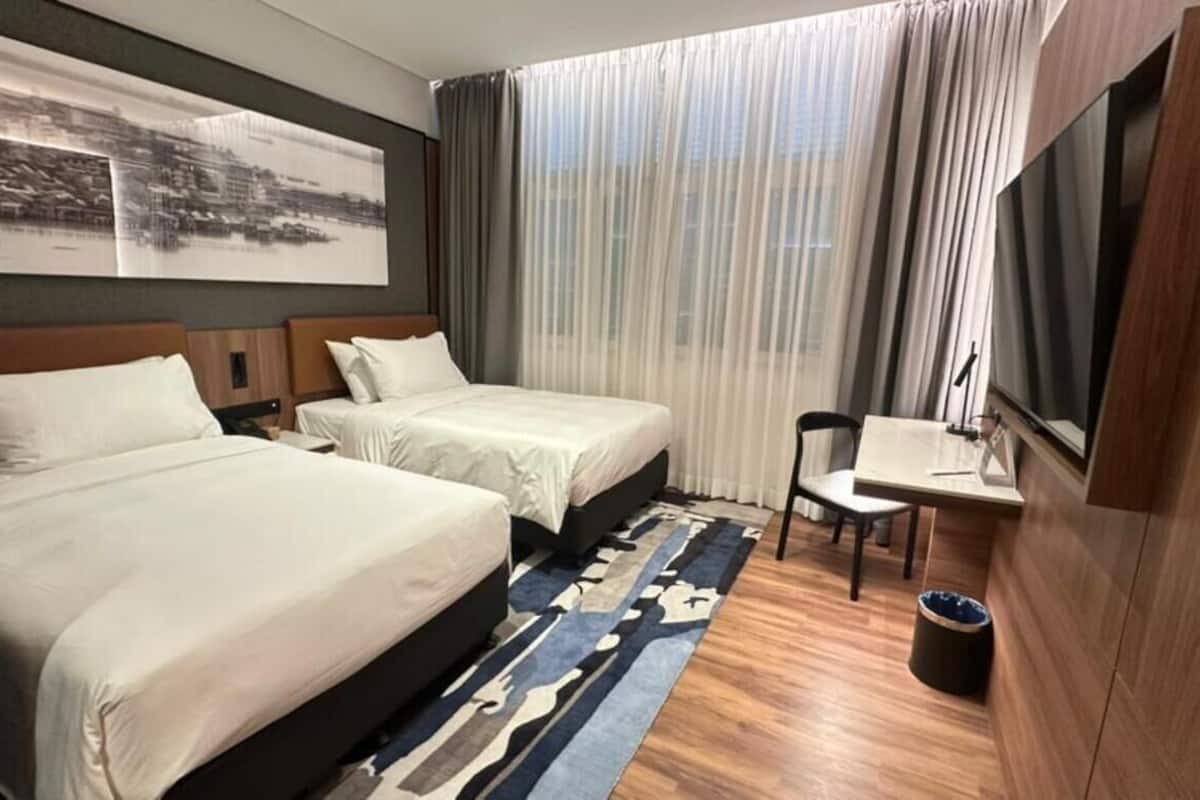 Premier Studio, 2 Twin Beds | In-room safe, desk, laptop workspace, free WiFi