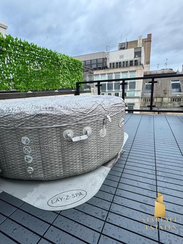 Apartment | Outdoor spa tub - Leeds Apt - Hottub - Sleeps 6 - Special Occasions (Leeds)