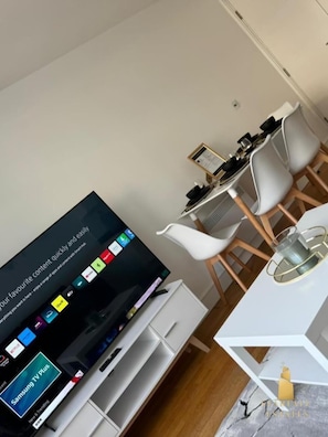 Apartment | Interior - Leeds Apt - Hottub - Sleeps 6 - Special Occasions (Leeds)