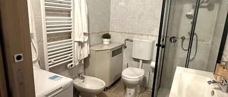 Kostenlose Toilettenartikel, Haartrockner, Bademäntel, Handtücher