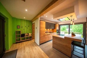 Een koelkast, een oven, een kookplaat, een vaatwasser