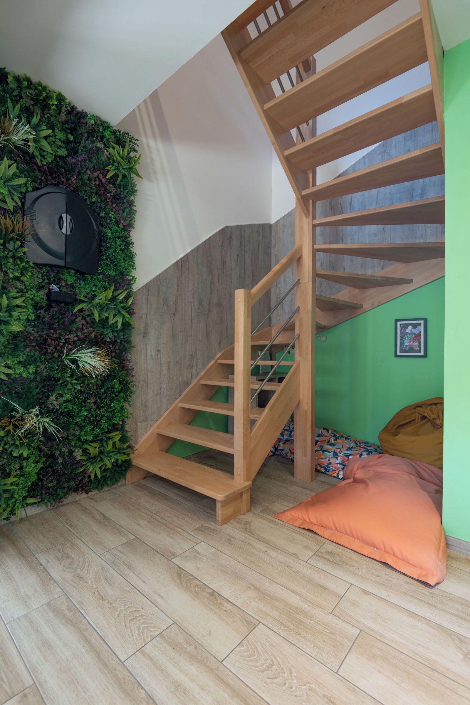 Un escalier avec une rampe en bois menant à un niveau inférieur.