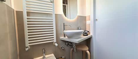 Sèche-cheveux, bidet, serviettes fournies, savon