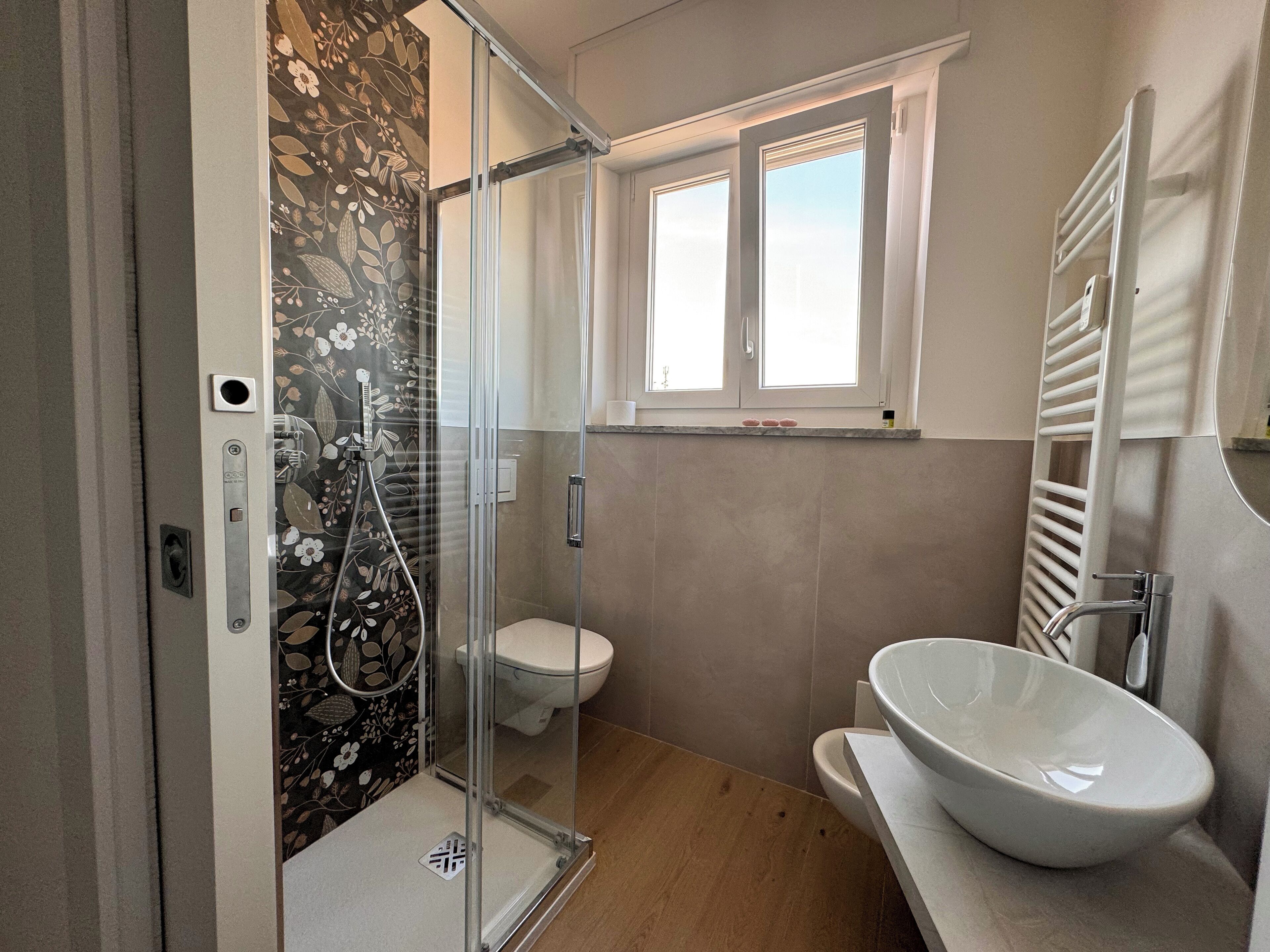 Sèche-cheveux, bidet, serviettes fournies, savon