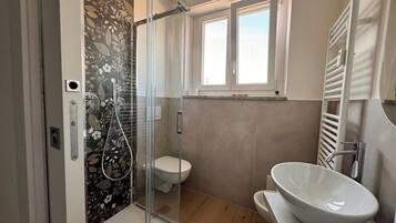 SĂšche-cheveux, bidet, serviettes fournies, savon