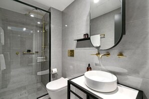 Asciugacapelli, asciugamani, sapone, shampoo
