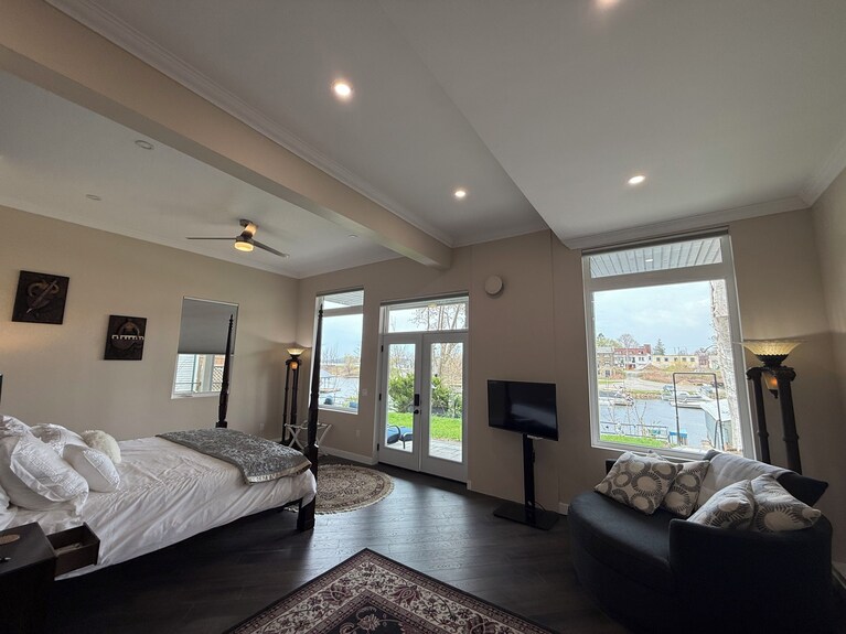 Suite - Luxurious & Tranquil Waterfront Walkout, With Stunning Views & Gardens - Gananoque