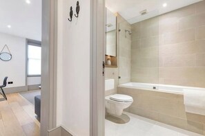 Sèche-cheveux, serviettes fournies, savon, papier toilette
