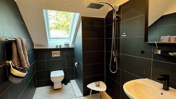 Dusche, Haartrockner, Seife, Toilettenpapier