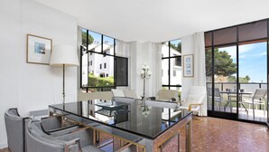 A modern conference room with a glass table, comfortable seating, large windows, and a view of the sea. - Pineda in Llafranc With 4 Bedrooms and 2 Bathrooms (Palafrugell)