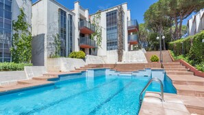 A modern building with a swimming pool, steps leading up to the building, and greenery around. - Pineda in Llafranc With 4 Bedrooms and 2 Bathrooms (Palafrugell)
