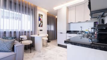 Apartamento de lujo, vistas a la ciudad | Cocina privada | Máquina de café espresso, cafetera o tetera y hervidor eléctrico
