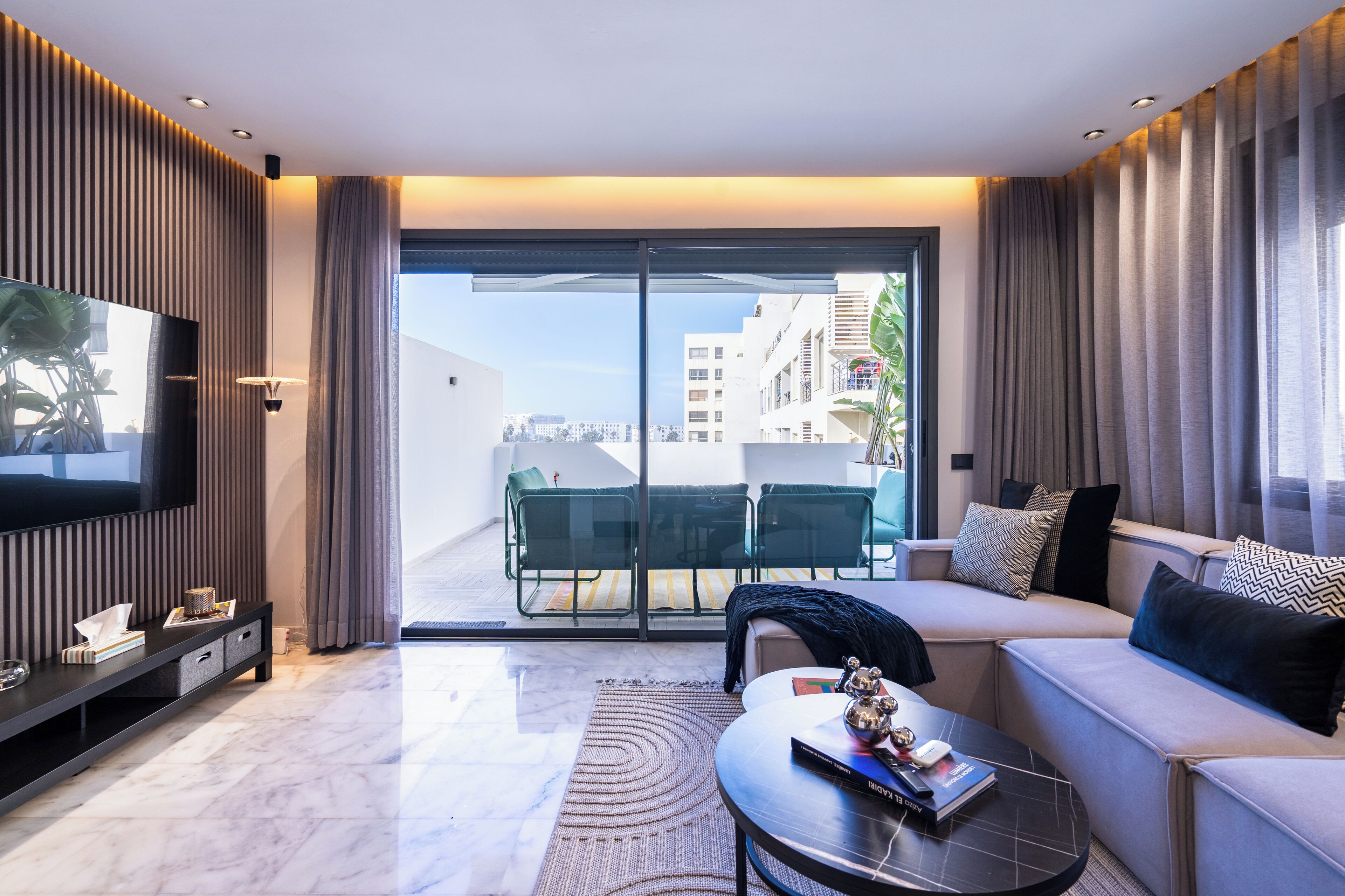 奢华公寓, 城  市景观 | 起居区 | 65-英寸智能电视（配备卫星频道）、Netflix、流媒体服务