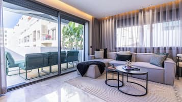 Apartamento de lujo, vistas a la ciudad | Zona de estar | Smart TV de 65 pulgadas con canales por satélite, Netflix