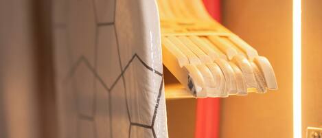 Primer plano de las teclas de un piano y un tejido estampado, probablemente parte de la decoración de una habitación.