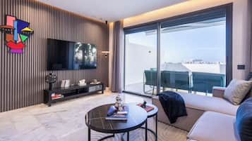 Apartamento de lujo, vistas a la ciudad | Zona de estar | Smart TV de 65 pulgadas con canales por satélite, Netflix