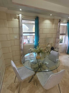 Dining - 2-bedroom apartment in charming Saint Peter with AC (Saint Peter)