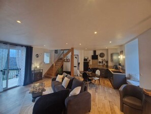 Tv, eldstad, tv-spel och böcker