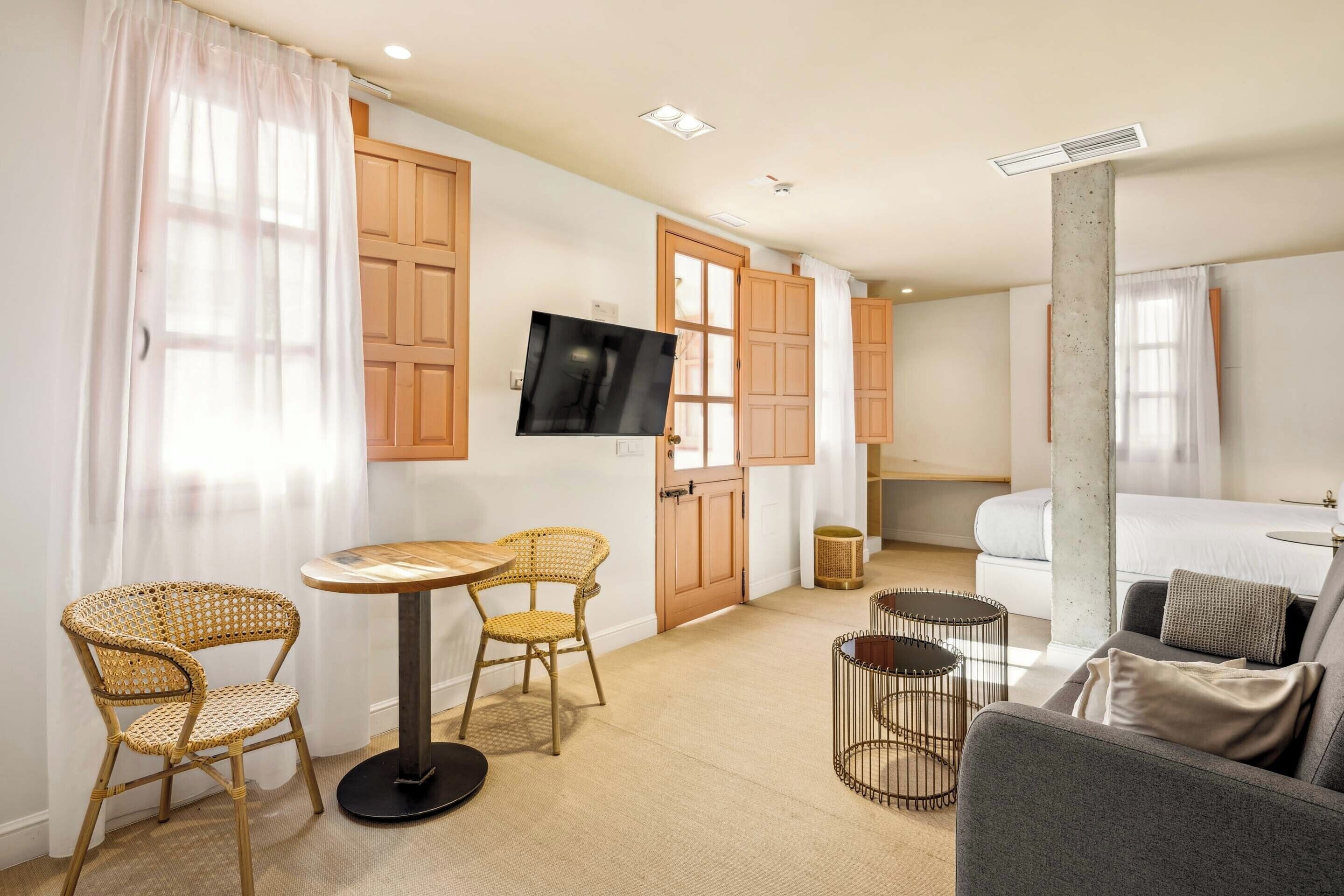Estudio Confort, 1 cama doble con sofá cama | Zona de estar | Televisión de pantalla plana de 43 pulgadas con canales por cable