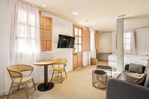 Estudio Confort, 1 cama matrimonial y sofá cama | Área de sala de estar | Televisión de pantalla plana de 43 pulgadas con canales por cable 