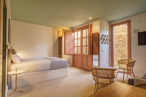 Family Studio with Private Patio | Individually decorated, individually furnished, desk, laptop workspace - Limehome Cordoba Calle Pozanco - City Center (Córdoba)