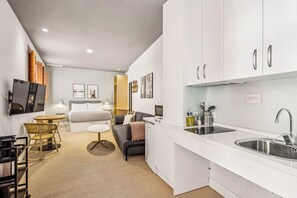 Studio (Wheelchair Accessible) | Individually decorated, individually furnished, desk, laptop workspace - Limehome Cordoba Calle Pozanco - City Center (Córdoba)