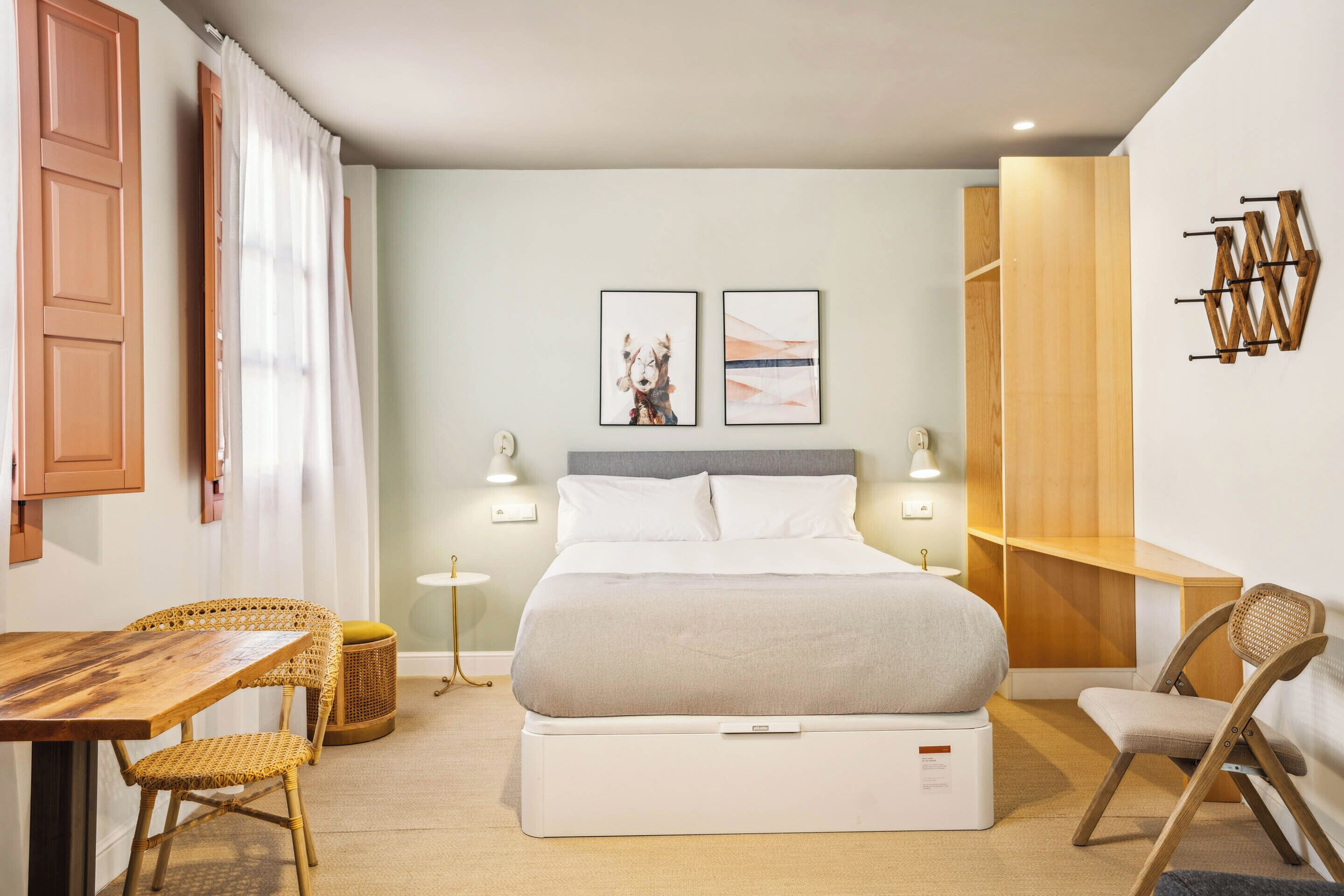 Studio, 1 tweepersoonsbed met slaapbank | Individueel gedecoreerd, individueel gemeubileerd, een bureau