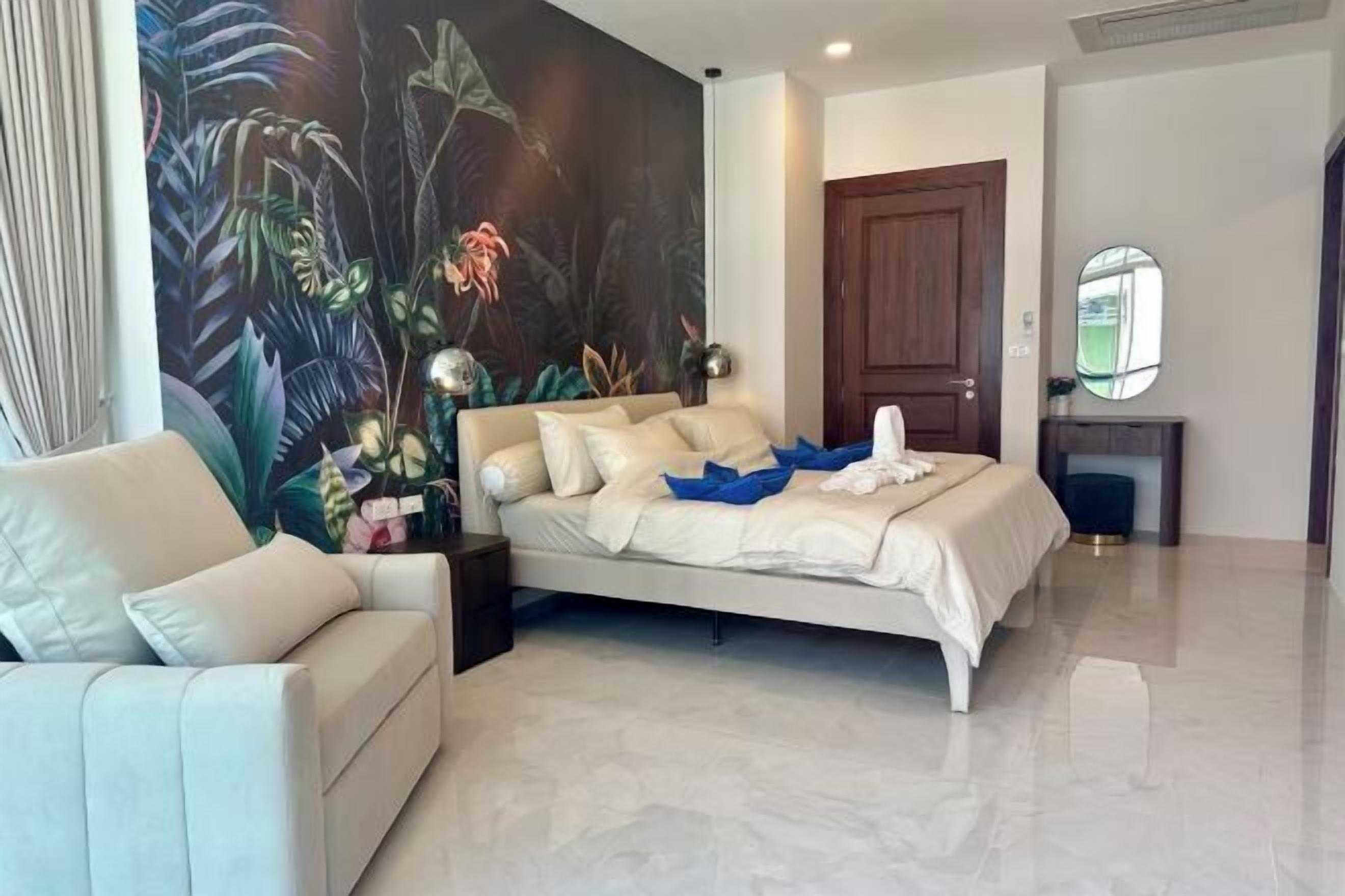 Värdeförvaringsskåp på rummet och mörkläggningsgardiner