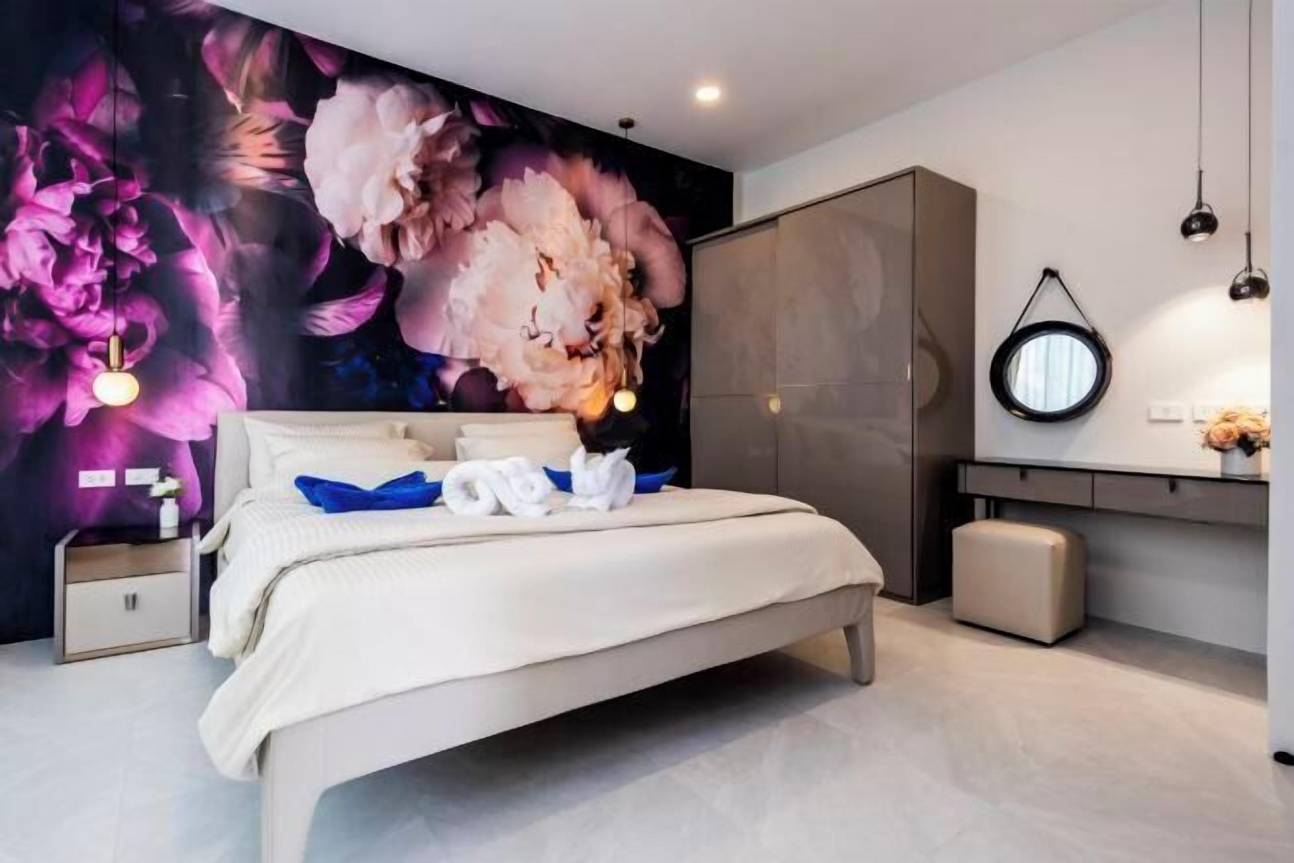 Värdeförvaringsskåp på rummet och mörkläggningsgardiner