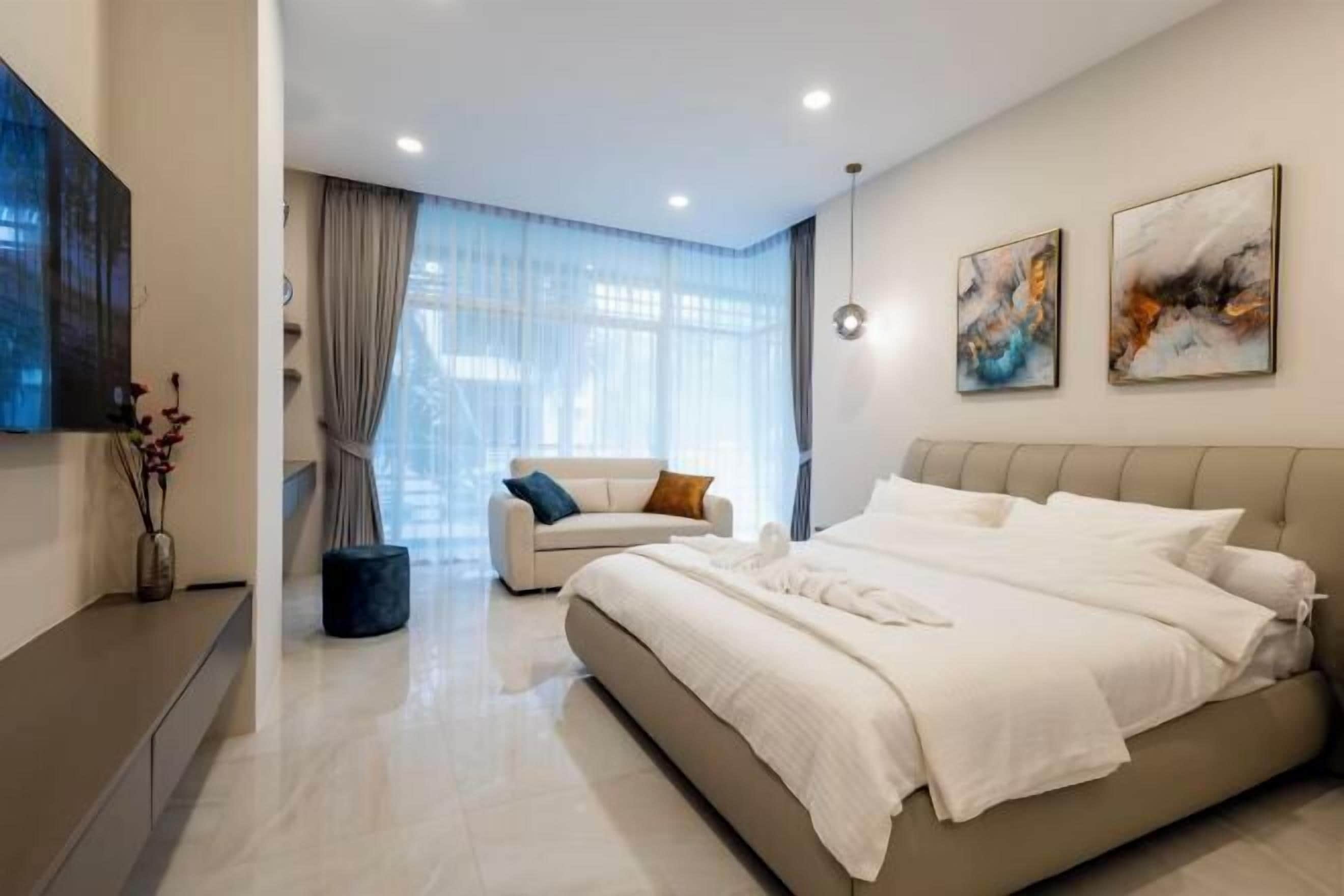 Värdeförvaringsskåp på rummet och mörkläggningsgardiner