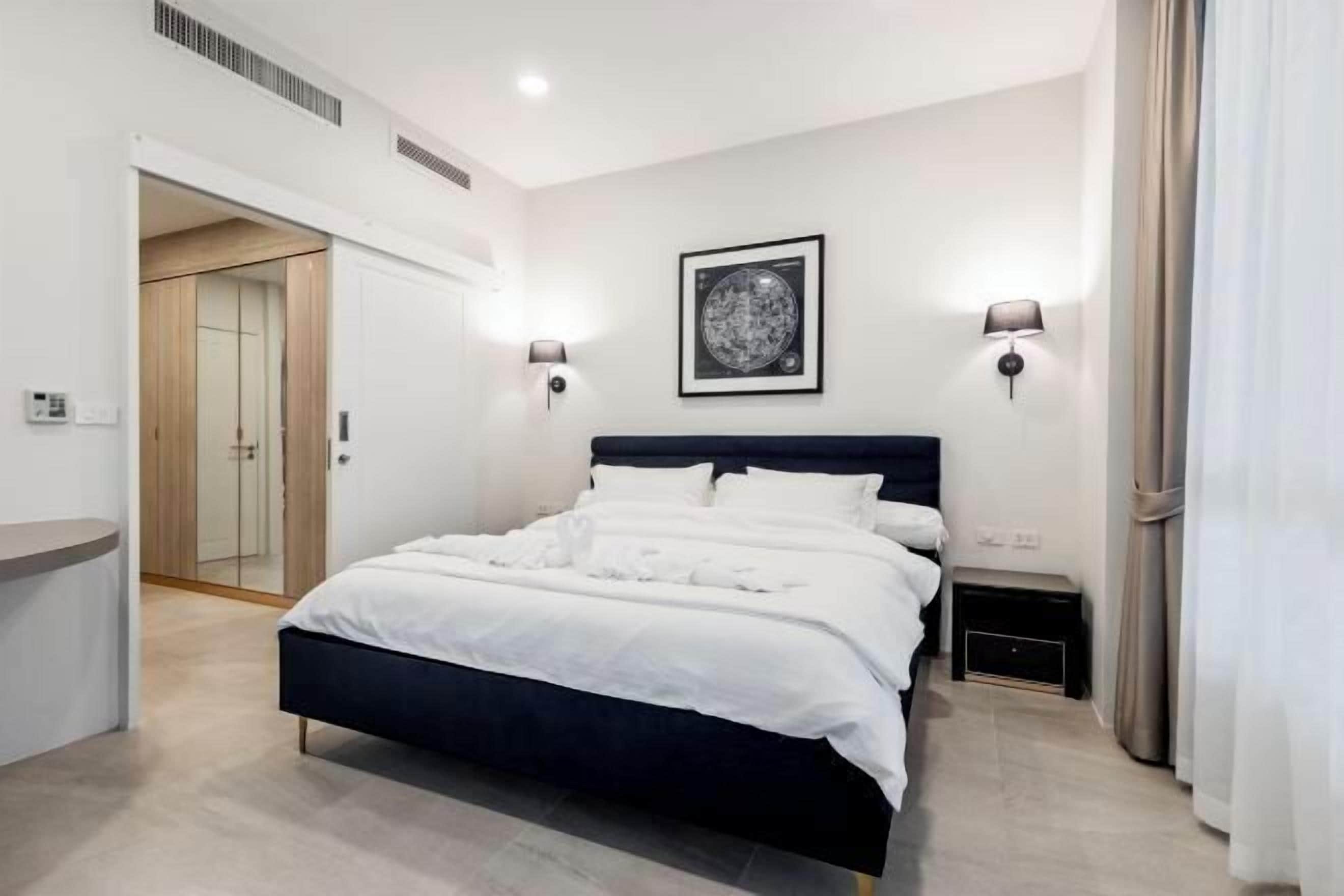 Värdeförvaringsskåp på rummet och mörkläggningsgardiner