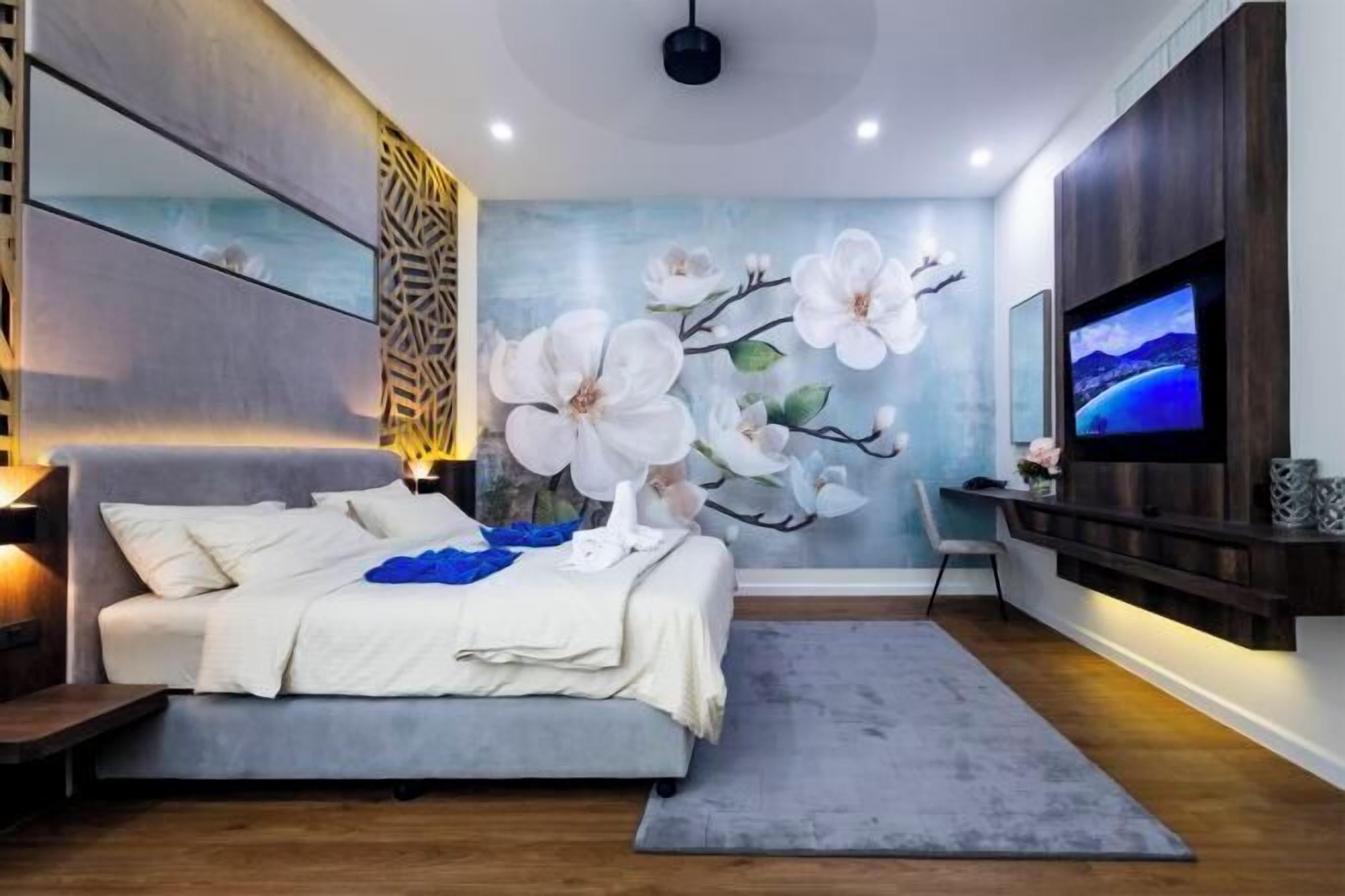 Värdeförvaringsskåp på rummet och mörkläggningsgardiner