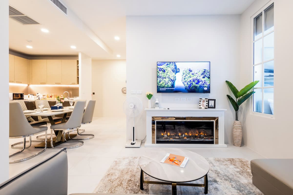 Appartement, 3 slaapkamers, privézwembad, uitzicht op zee | Woonruimte | Een 65-inch smart-tv met digitale zenders en een open haard