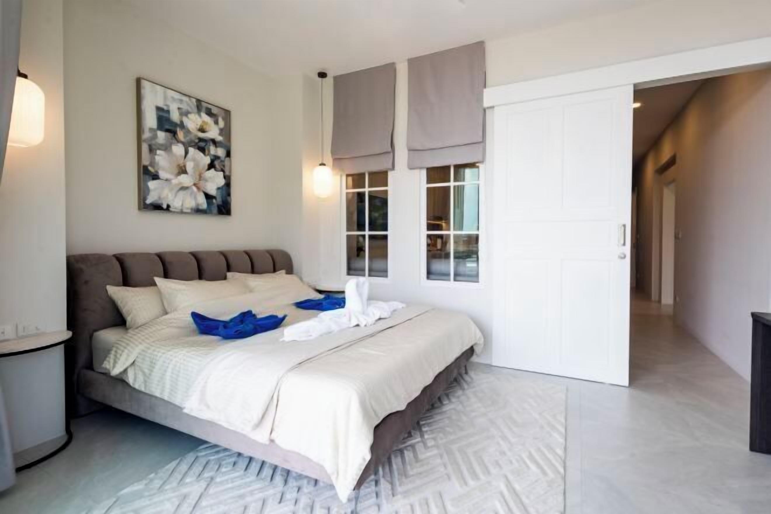 Värdeförvaringsskåp på rummet och mörkläggningsgardiner