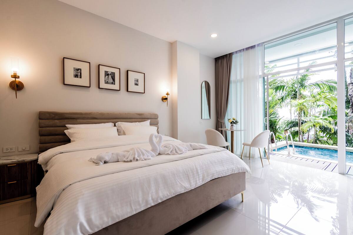 Deluxe appartement, 2 slaapkamers, privézwembad | Een kluis op de kamer, verduisterende gordijnen