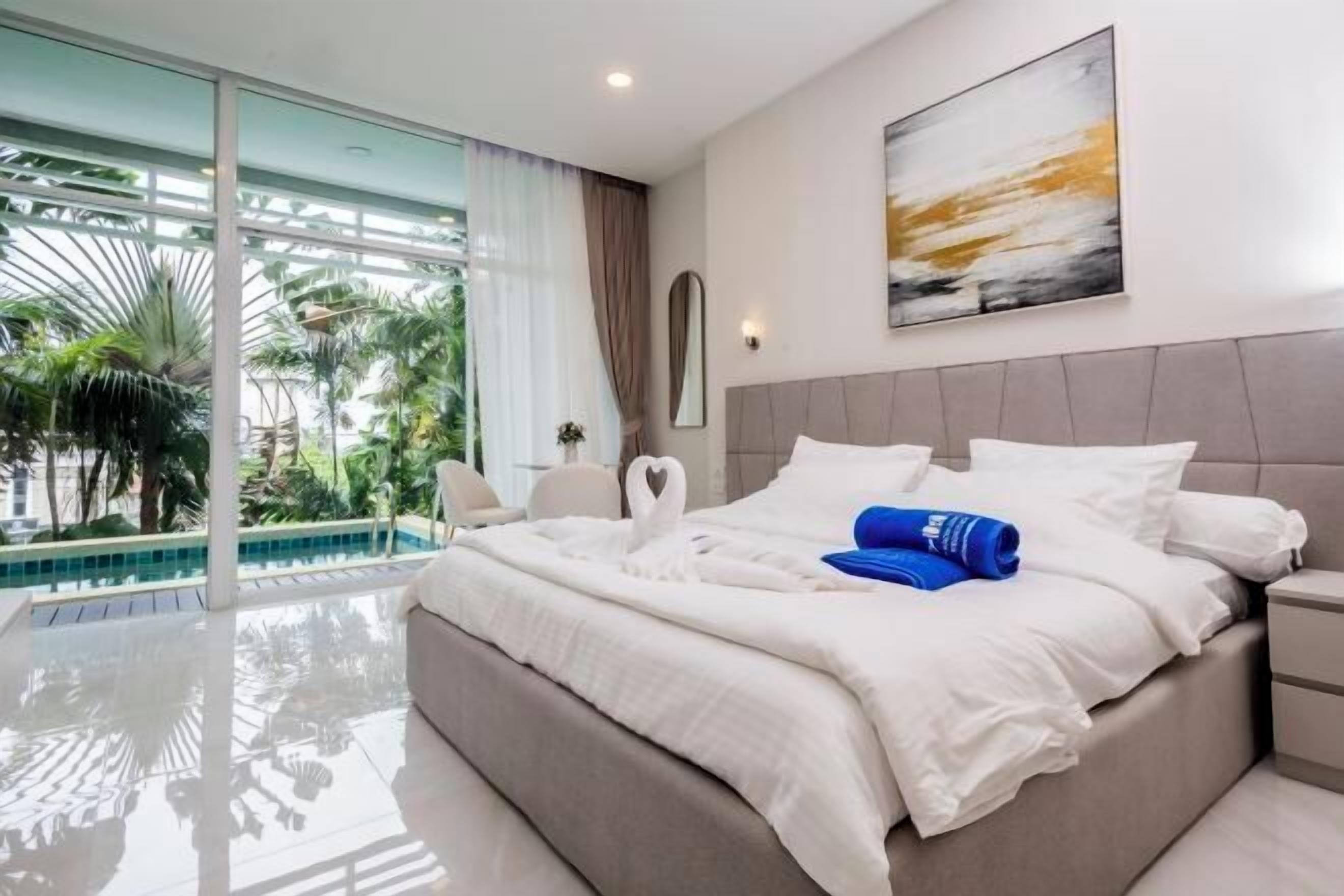 Värdeförvaringsskåp på rummet och mörkläggningsgardiner