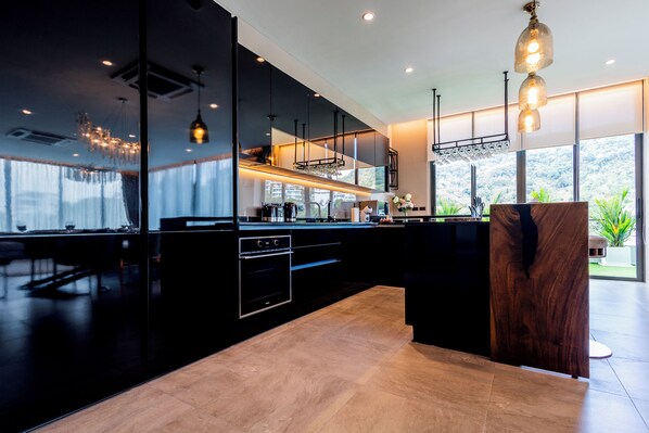 Penthouse, 3 slaapkamers | Privékeuken | Een koelkast met diepvriezer, een microgolfoven, een kookplaat