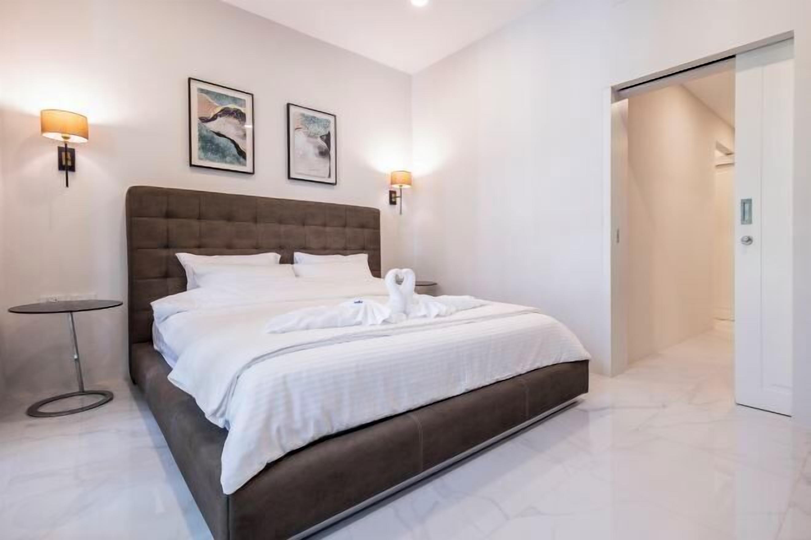 Värdeförvaringsskåp på rummet och mörkläggningsgardiner