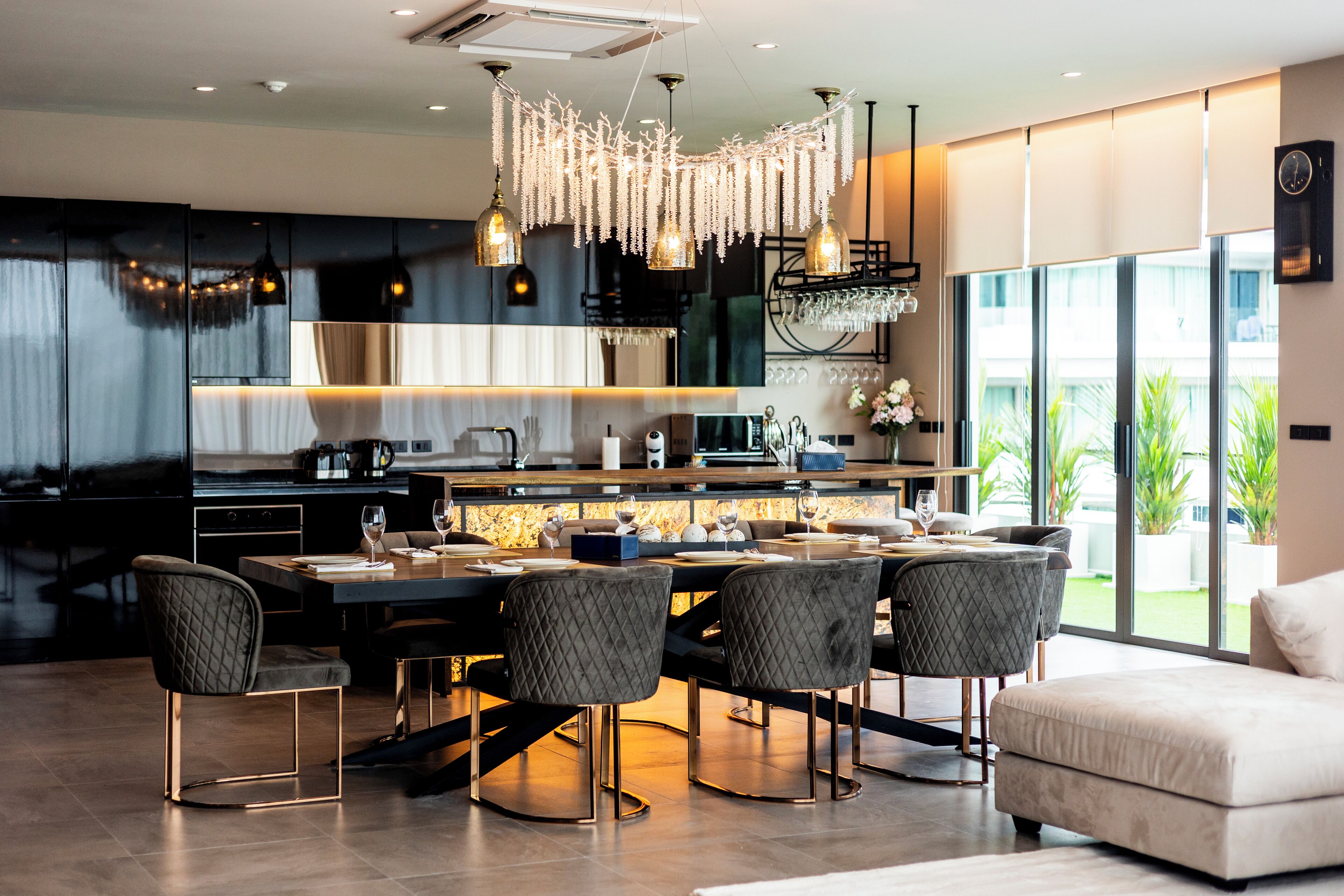 顶层房, 3 间卧室 | 起居区 | 65-英寸智能电视 （配备数码频道）、壁炉