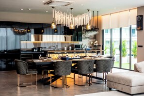 Penthouse, 3 slaapkamers | Woonruimte | Een 65-inch smart-tv met digitale zenders en een open haard