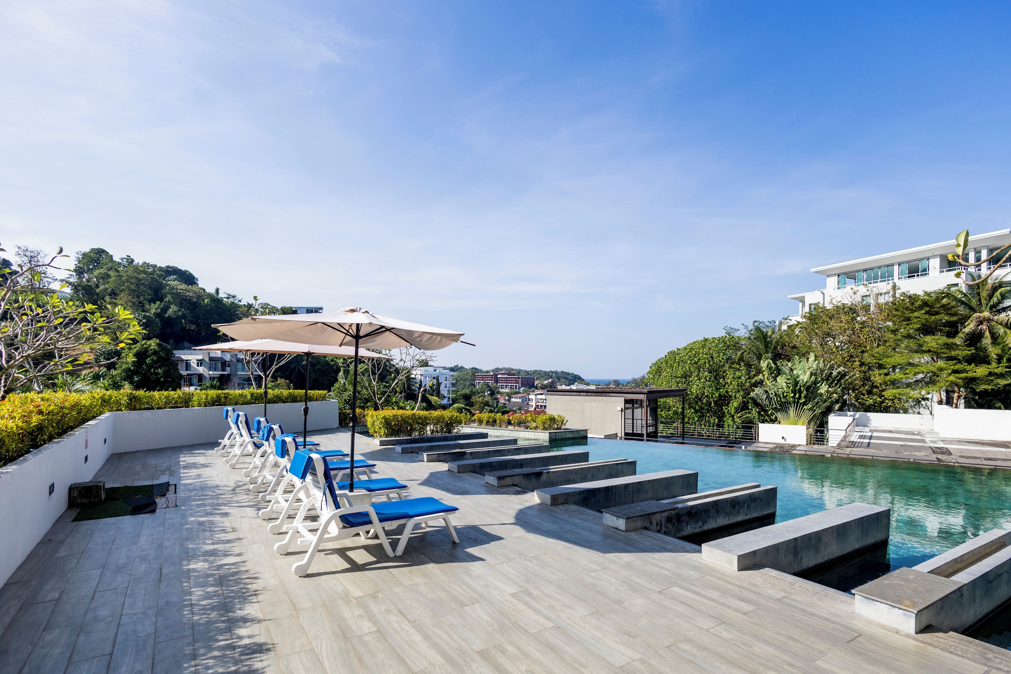 室外游泳池，08:00 至 19:00 开放，池畔遮阳伞，日光浴躺椅